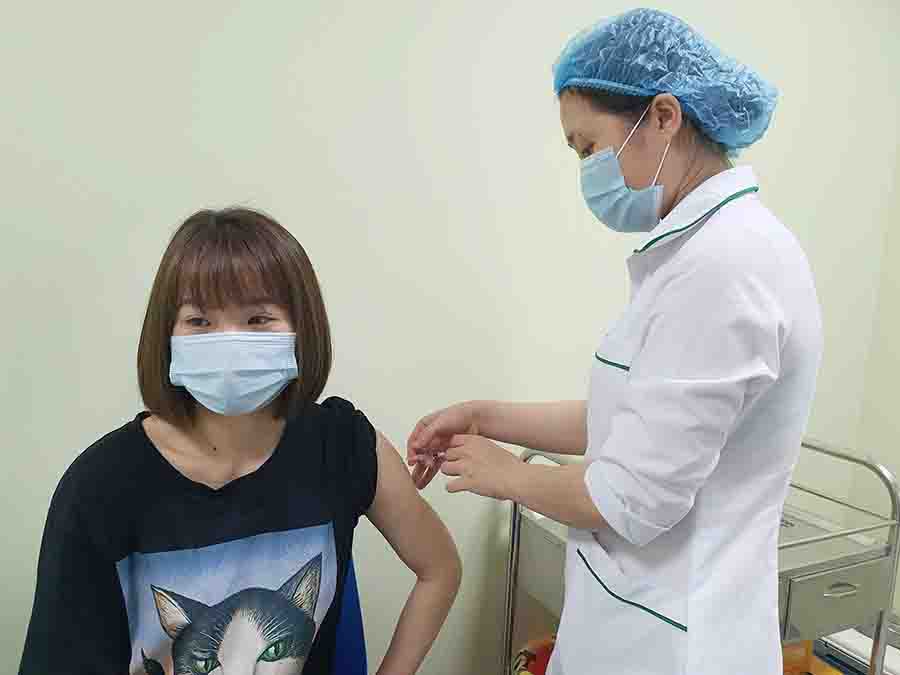 Theo hot girl cầu lông Nguyễn Thùy Linh khám phá quy trình tiêm vaccine COVID-19 cho các VĐV