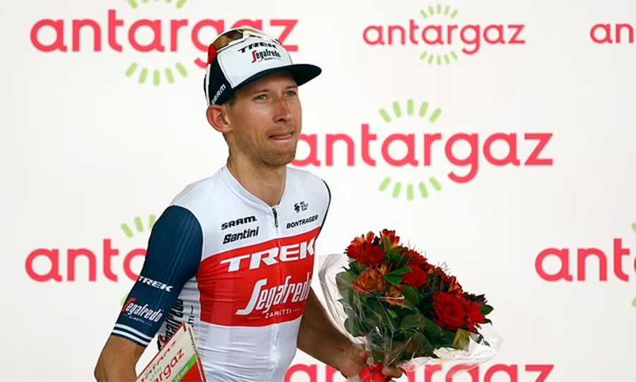 Pogacar giữ áo vàng khi Mollema thắng chặng đua xe đạp Tour de France
