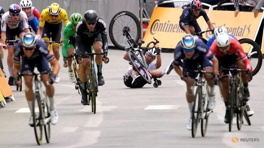 Lại xảy ra tai nạn khiến mấy tay đua bỏ cuộc, giải xe đạp lớn nhất thế giới Tour de France bị công kích nặng nề!