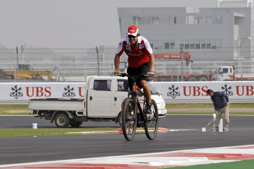 Cựu vô địch F1 Fernando Alonso chuẩn bị trở lại bằng tình huống oái oăm: Đua xe vô địch, đạp xe nằm viện!