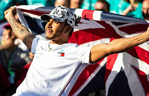 Lewis Hamilton muốn Mercedes gia hạn hợp đồng lên tới kỷ lục mới 40 triệu bảng!