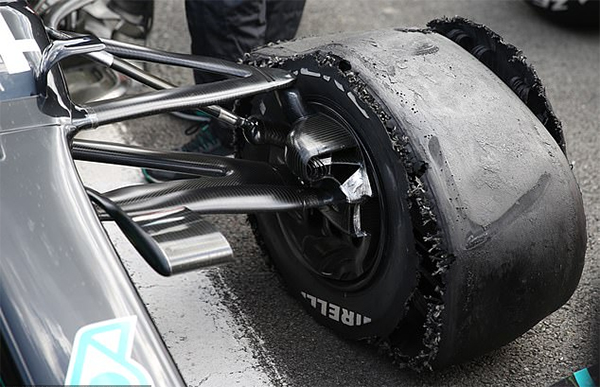 Lewis Hamilton thắng Grand Prix Anh bằng màn trình diễn xe 3 bánh!