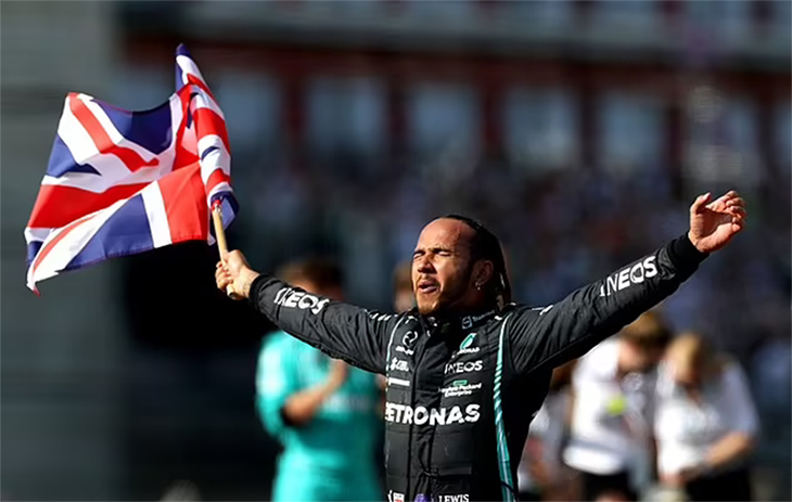 Hamilton "tiễn" Verstappen vào bệnh viện để thắng cuộc đua F1 Grand Prix Anh