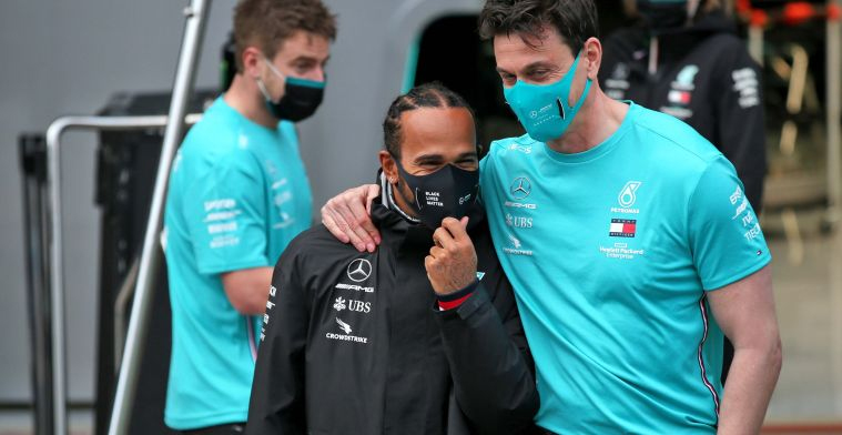 Trưởng đoàn F1 Mercedes: Hamilton không phải cái rốn của vũ trụ