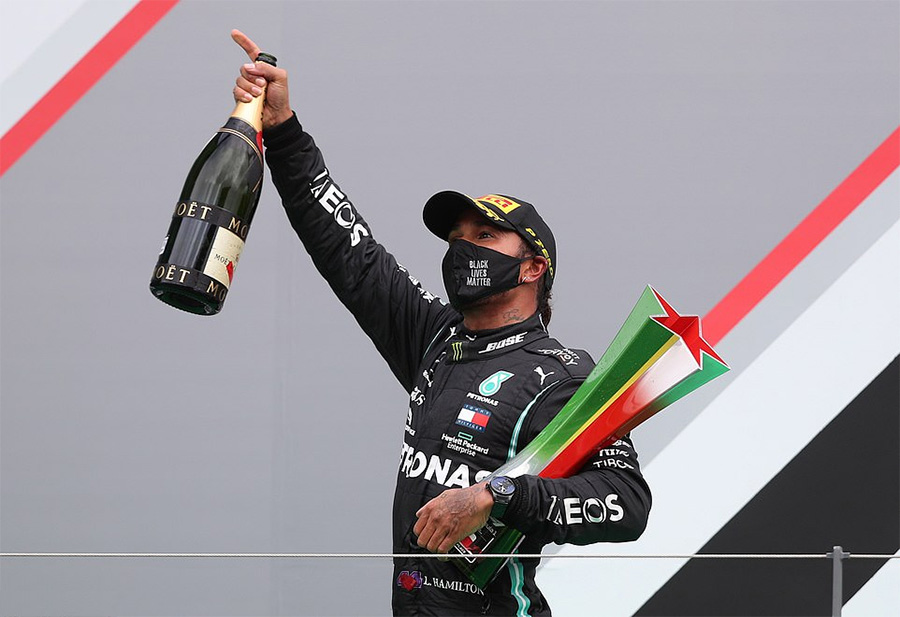 Cha Lewis Hamilton bật khóc khi con trai phá kỷ lục thế giới
