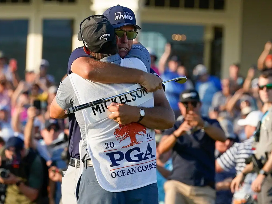 Em ruột xách túi gậy cho Phil Mickelson tại PGA Championship 2021: Caddie kiếm bao nhiêu tiền ở  PGA Tour?