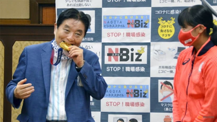 BTC Olympic Tokyo bồi thường cho VĐV có HCV bị Thị trưởng cắn gãy