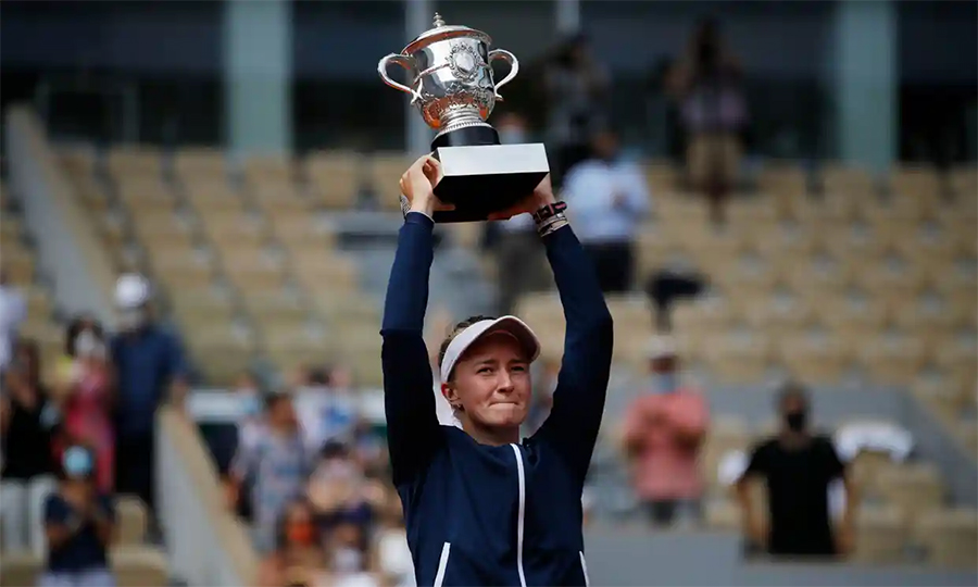 Kết quả tennis Roland Garros mới nhất: Nữ hoàng mới người Séc, cô gái Nga quá "đen"!