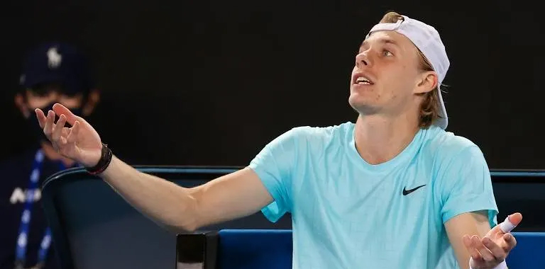 Sao tennis Shapovalov phải nhịn tiểu để vượt qua vòng đầu Australian Open