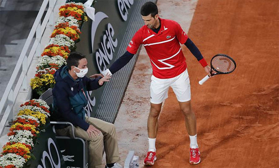 Đừng như thói quen: Djokovic lại đánh bóng trúng đầu trọng tài biên ở Roland Garros