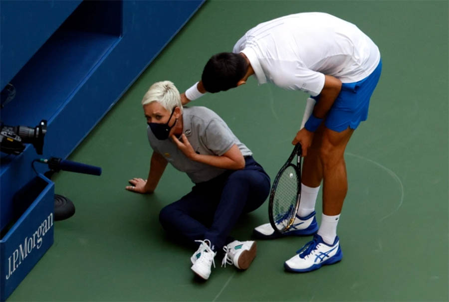 Xem ngay cảnh Djokovic bị loại khỏi US Open 2020 do đánh bóng vào cổ trọng tài biên!
