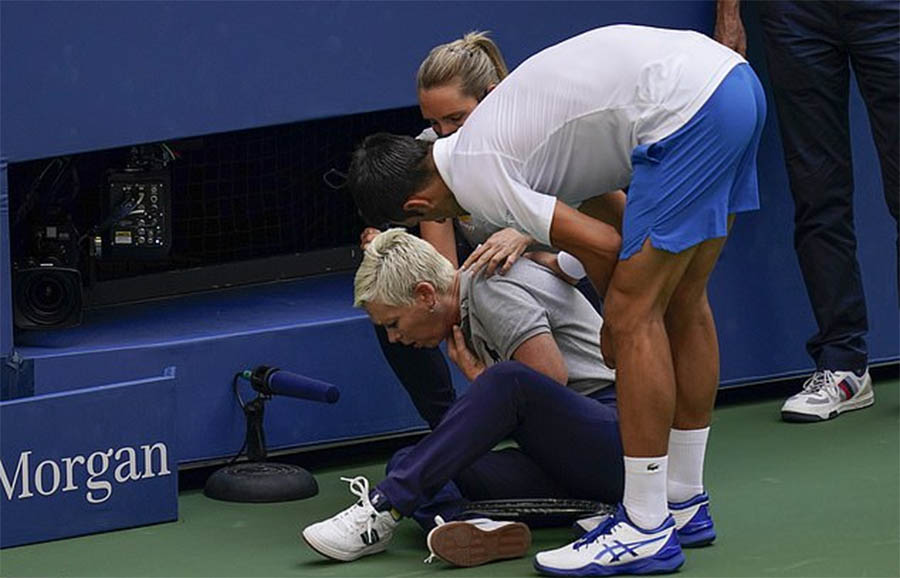 Djokovic bị loại khỏi US Open 2020 do đánh bóng trúng trọng tài biên: Nick Kyrgios giở trò "bỏ đá xuống giếng"