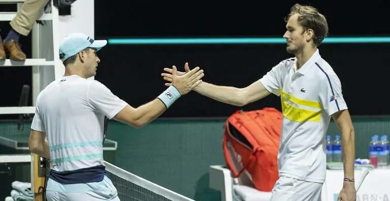 Tức giận đập vợt, Medvedev bỏ lỡ cơ hội đoạt số 2 thế giới của Nadal