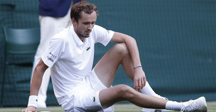 Kết quả tennis Wimbledon mới nhất: Các sao nữ lập lại trật tự, Federer gặp may do Medvedev bị loại sốc!