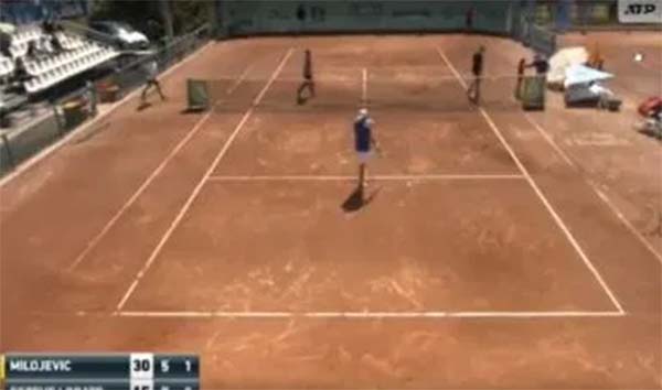 Ghế trọng tài tennis sập suýt đè trúng bé nhặt bóng