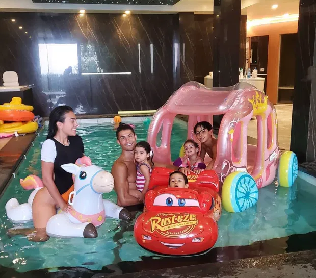 Bạn gái Ronaldo khoe dáng thon gọn giữa tin đồn mang bầu