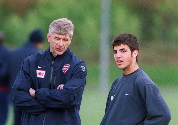 Arsenal đã qua mặt MU để mua Fabregas như thế nào?