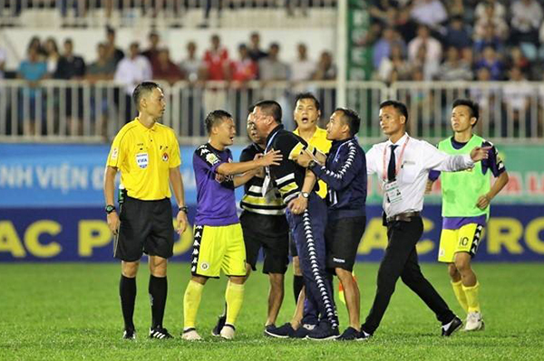 Những cuộc đối đầu "thừa chân, đấu võ mồm" giữa Hà Nội vs HAGL