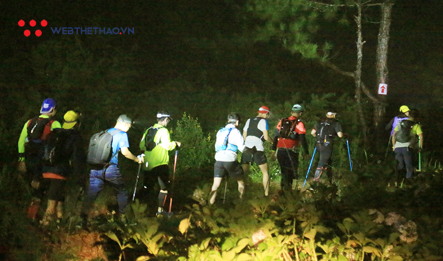 Khoảnh khắc hơn 200 VĐV 70km Dalat Ultra Trail 2020 chạy xuyên đêm