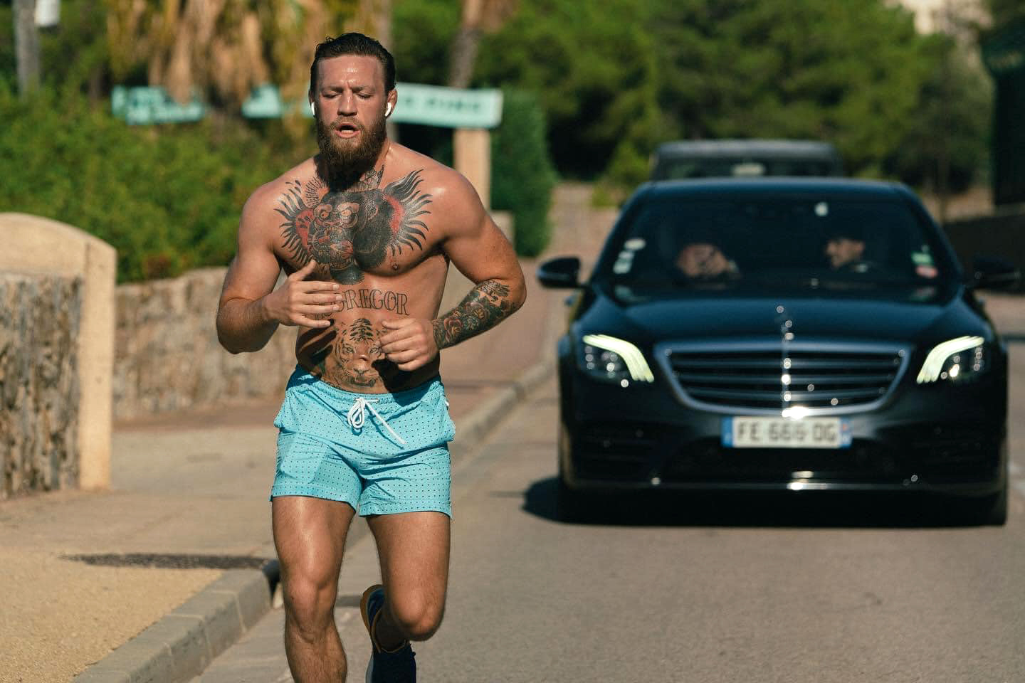 Dân mê chạy ngắm võ sĩ UFC Conor McGregor cởi trần khoe hình xăm, tập chạy leo dốc