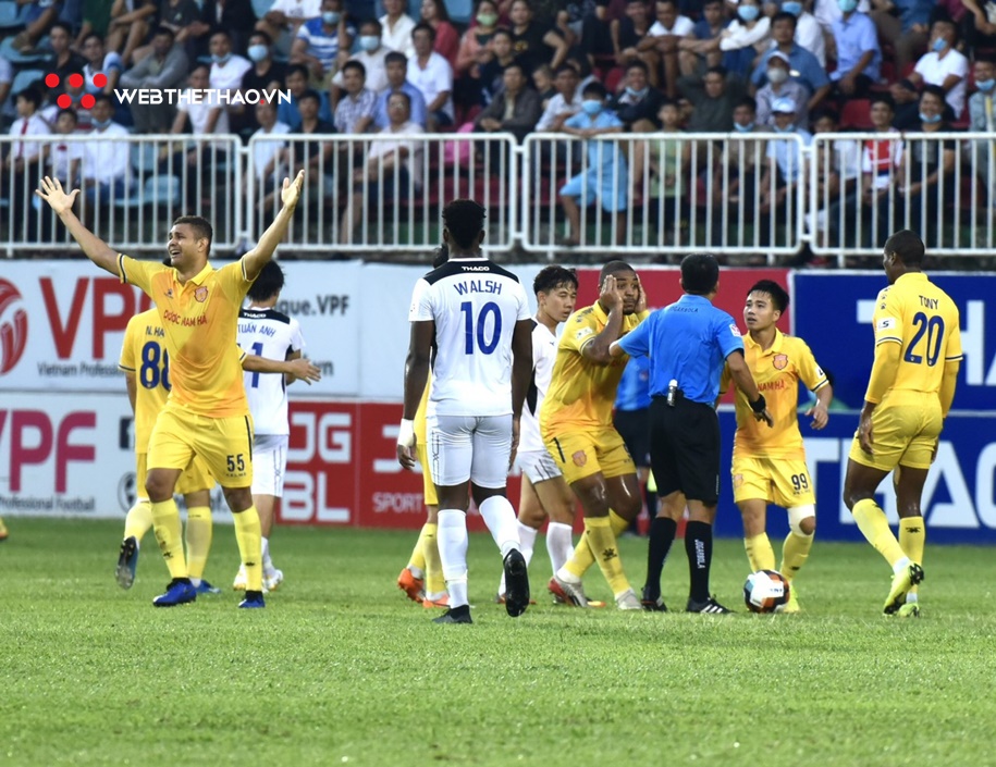 “Nam Định đá đâu cũng bị trọng tài thổi bất lợi”
