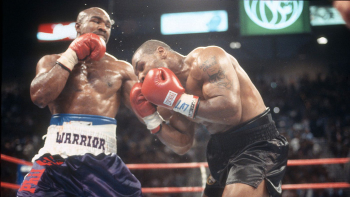 Nghe Holyfield kể chuyện sparring với thiếu niên Mike Tyson