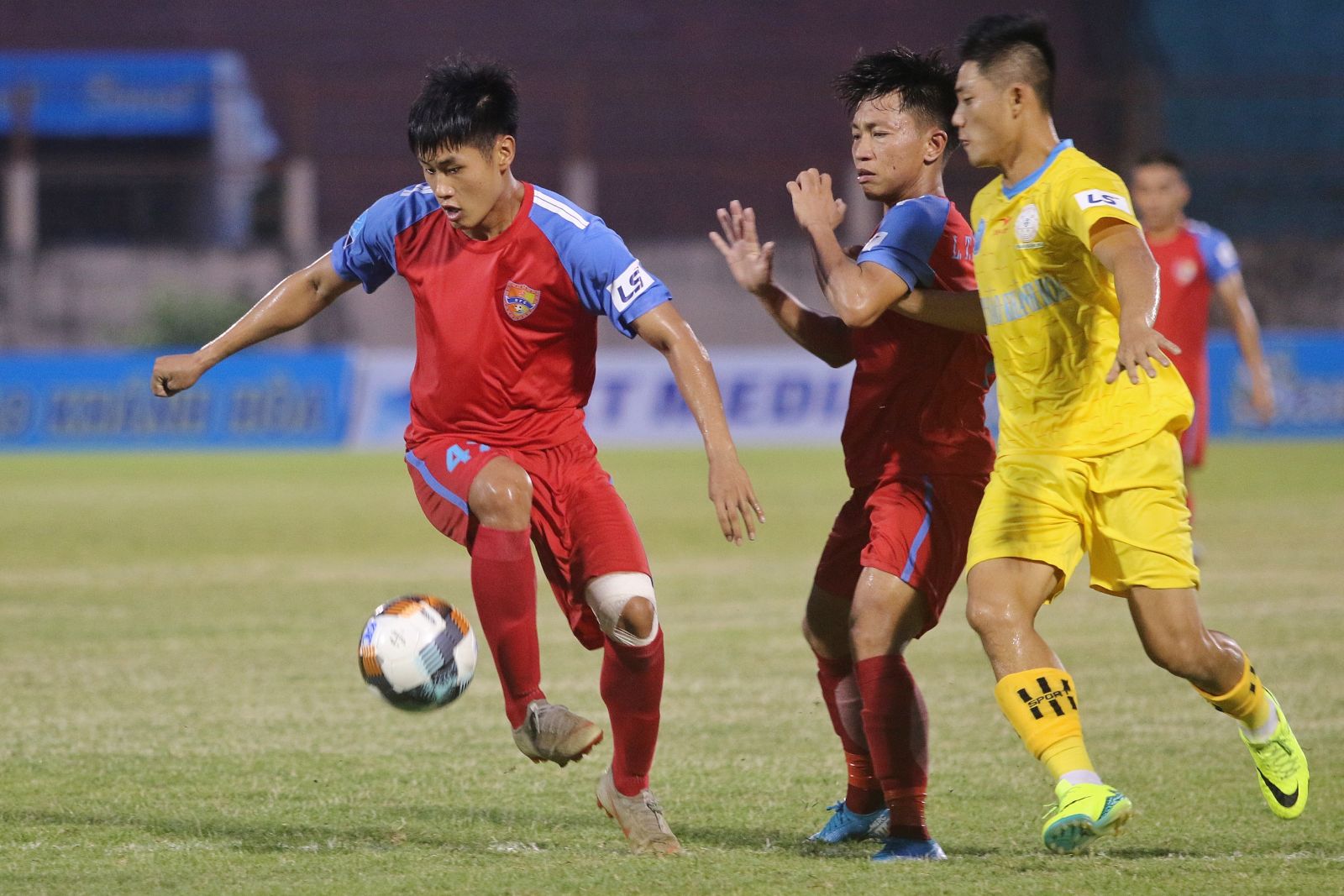 Trực tiếp Đắk Lắk vs An Giang: Chủ nhà "khó trăm bề"