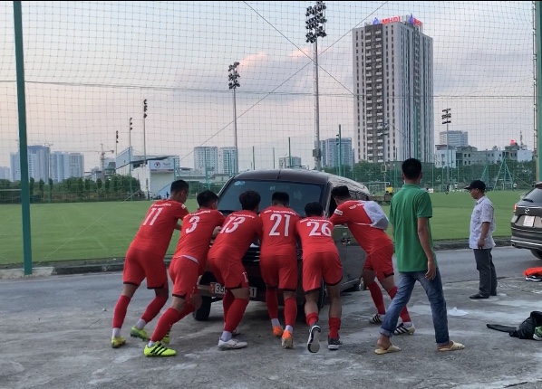 Cầu thủ U22 Việt Nam thị uy sức mạnh bằng cách.... đẩy ô tô