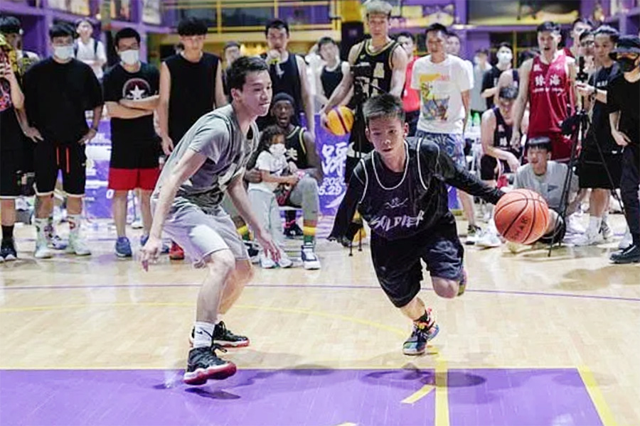 Stephen Curry choáng ngợp với cậu bé khuyết tật dằn bóng cực đỉnh tại Trung Quốc
