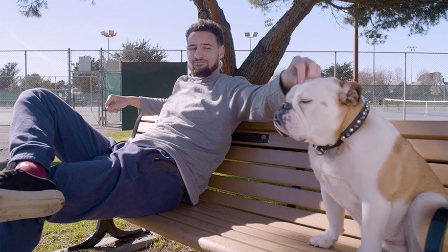 Quá rảnh vì nghỉ dịch nên Klay Thompson đánh cờ với… chó?