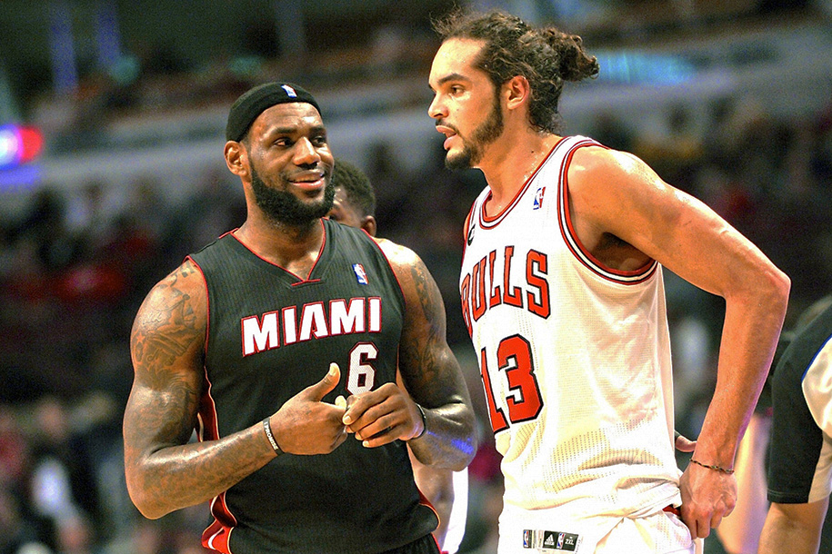 Hài hước phản ứng của LeBron James sau khi được kình địch rủ về Chicago Bulls