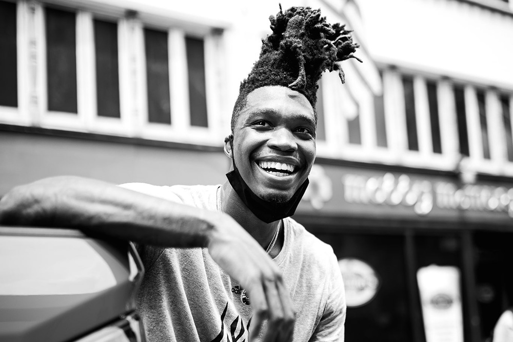 Vẫn ủng hộ biểu tình, nhưng Lonnie Walker đã chọn việc làm ý nghĩa hơn