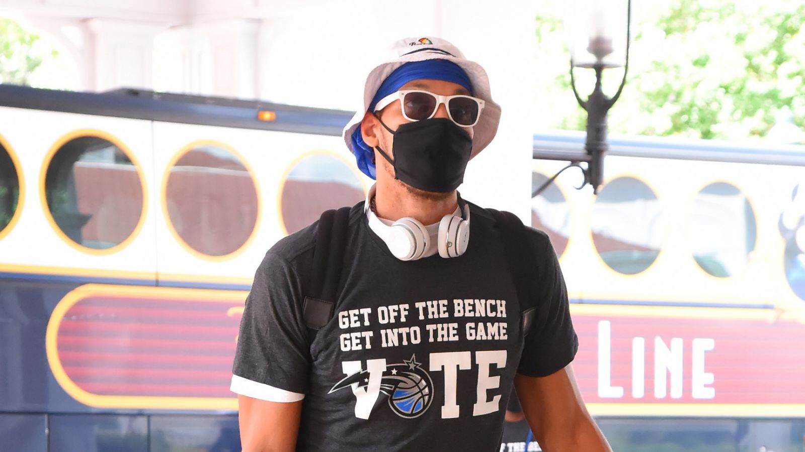 Đồ ăn, côn trùng và sâu bọ: Những thứ kinh khủng bên trong khu tập trung của NBA