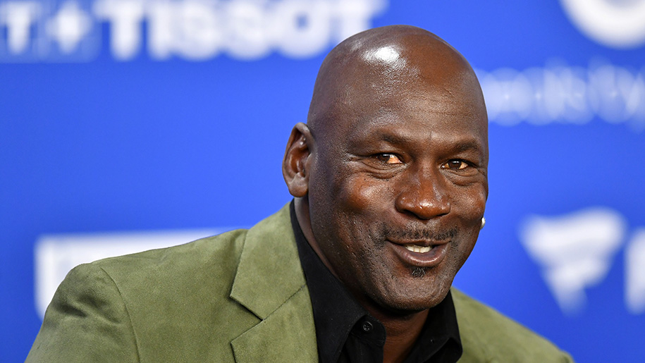 Hé lộ gương mặt làm trung gian giữa bão đình công NBA: Huyền thoại Michael Jordan