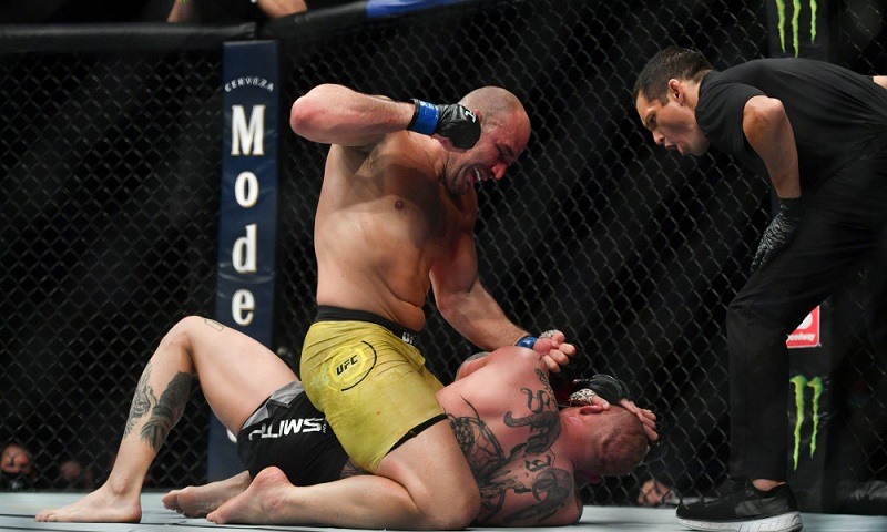 "Ông già" 40 tuổi Glover Teixeira xin lỗi "Sư tử trẻ" Anthony Smith giữa trận đấu vì ra đòn quá nặng
