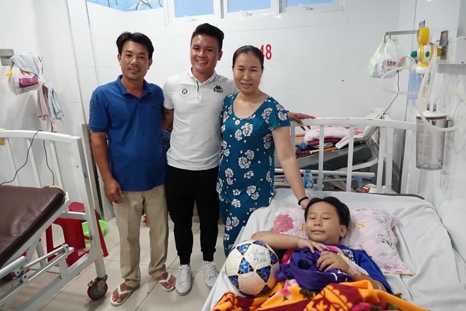 Quang Hải tặng quà "fan nhí" đang điều trị trên giường bệnh