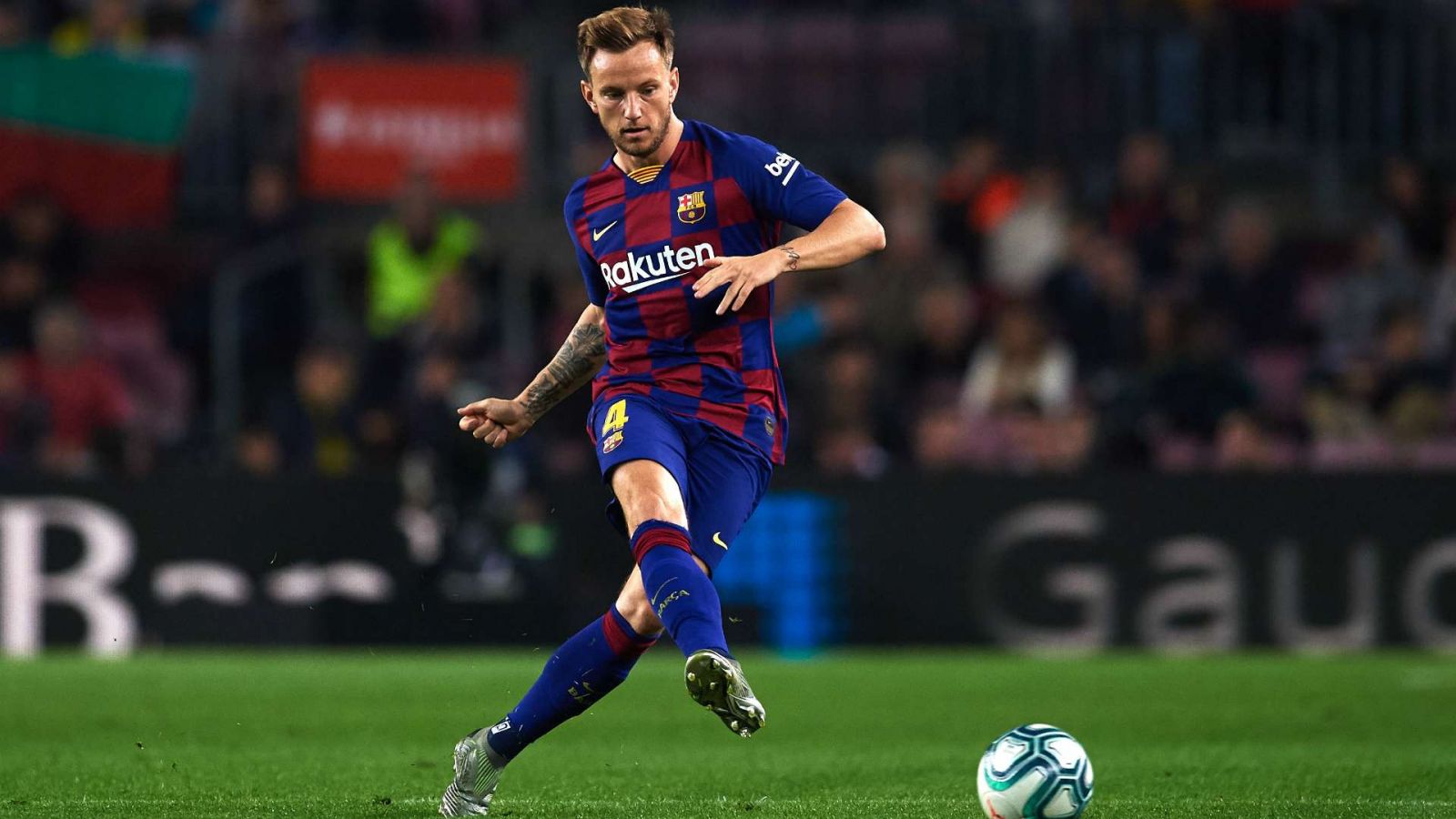 Perez muốn đẩy Ronaldo sang TQ, Rakitic đồng ý gia hạn với Barca