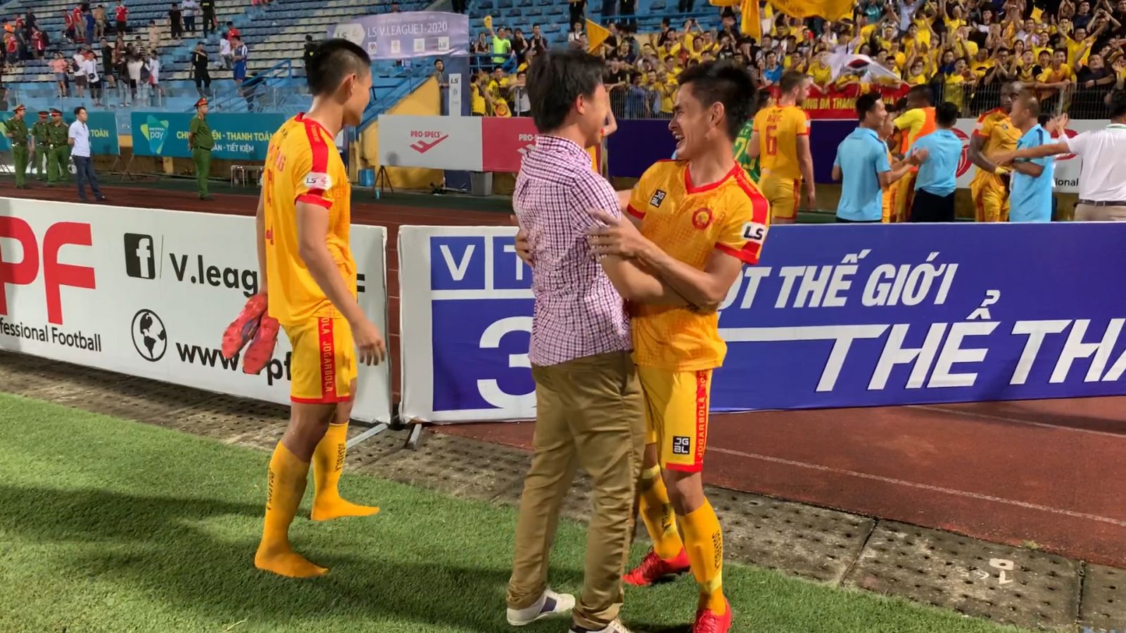 “Bầu” Đệ, HLV Thành Công và các cầu thủ Thanh Hóa ăn mừng hết nấc sau chiến thắng Viettel