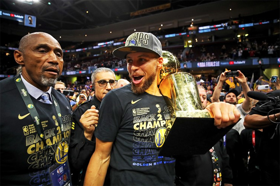 Hiệu quả hơn cả Michael Jordan, đó là Stephen Curry phiên bản Playoffs