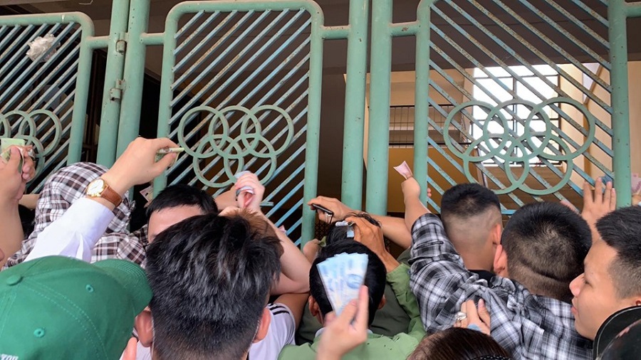 Sốt vé trận Nam Định gặp HAGL, sân Thiên Trường lại "vỡ trận"