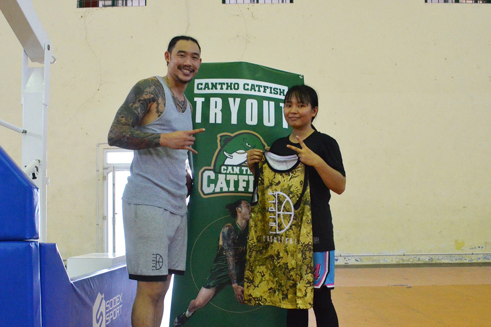 Tâm Đinh ấn tượng với nữ baller duy nhất vượt đường xa để Tryout Cantho Catfish