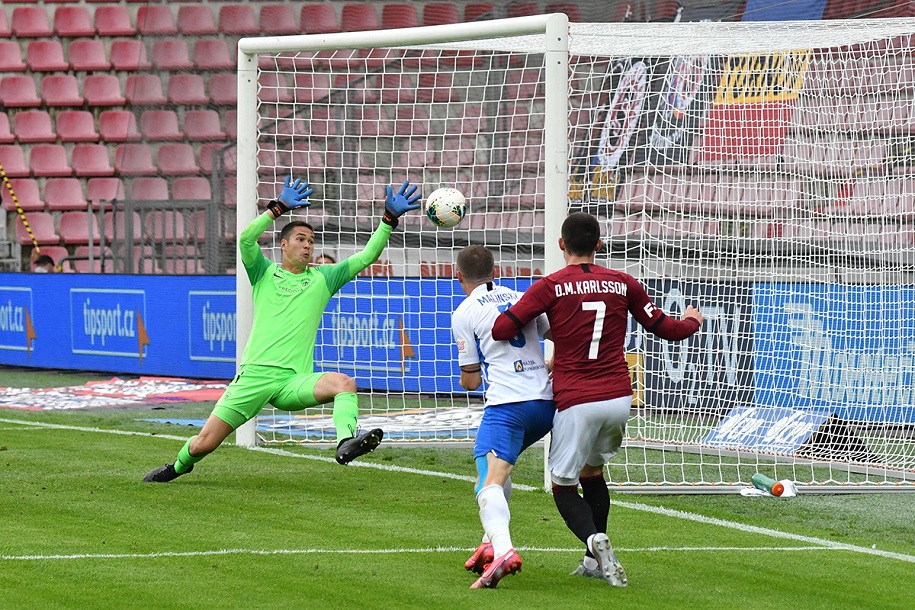 Filip Nguyễn phản lưới nhà, Slovan Liberec thảm bại