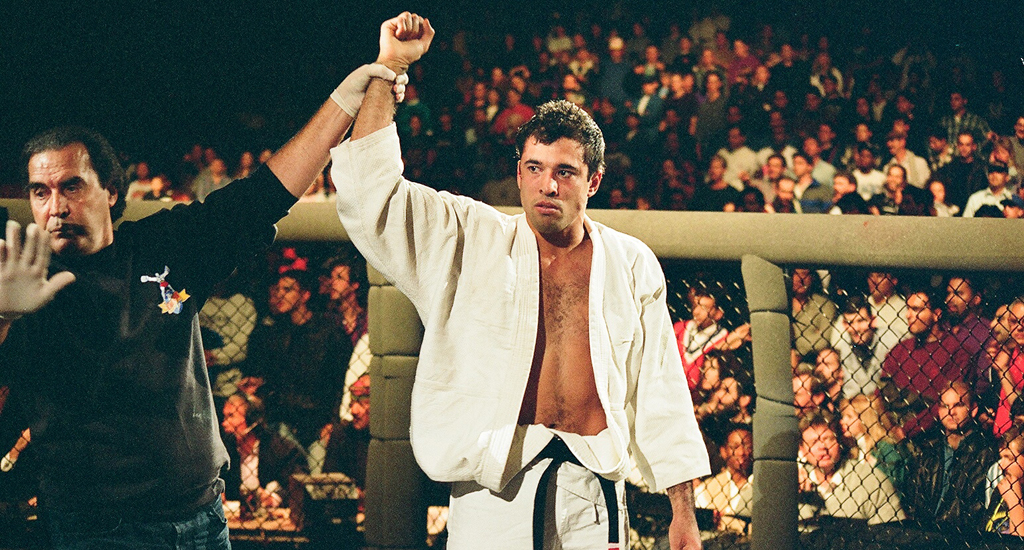 Huyền thoại UFC Royce Gracie luyện tập bắn súng từ thầy của John Wick