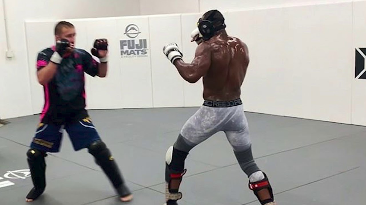 Justin Gaethje bầm dập trong buổi tập với Kamaru Usman