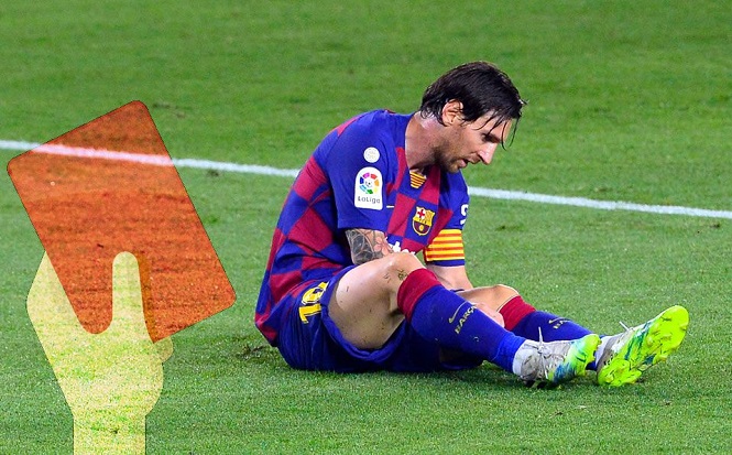 Messi may mắn thoát thẻ đỏ vì giẫm vào chân đối thủ
