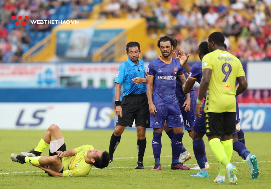 Vòng 6 V.League và những phản ứng với trọng tài