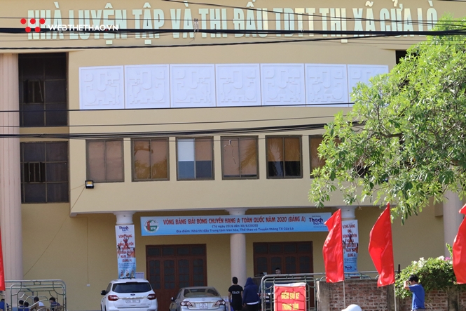 Trước giờ thi đấu, nhà thi đấu TX Cửa Lò vắng tanh khán giả