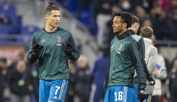Cristiano Ronaldo bắt chước kiểu tóc kỳ lạ của đồng đội Cuadrado