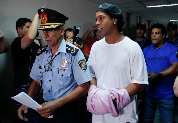 Ronaldinho hé mở câu chuyện đằng sau việc bị quản thúc khi ra tù