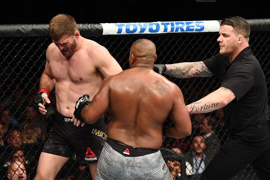 Daniel Cormier biện hộ 2 pha chọc mắt với Stipe Miocic